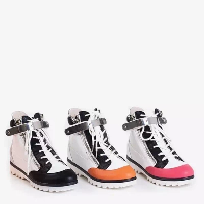 OUTLET Biele členkové čižmy s lakovanou úpravou Krillas - Obuv