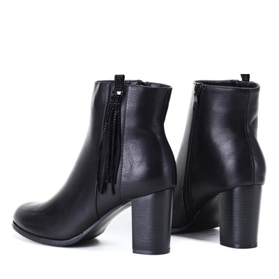 Botki na słupku w kolorze czarnym Egistina - Obuwie