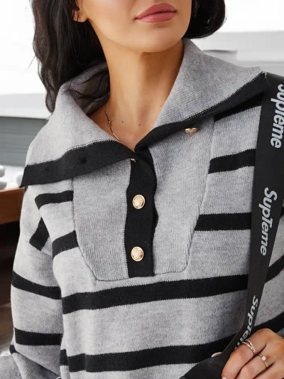 Dlhý sveterový šaty Royalfashion pre ženy so pruhmi
