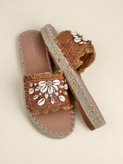 Sandali Royalfashion Callista Boho Camel na ravni platformi s školjkami