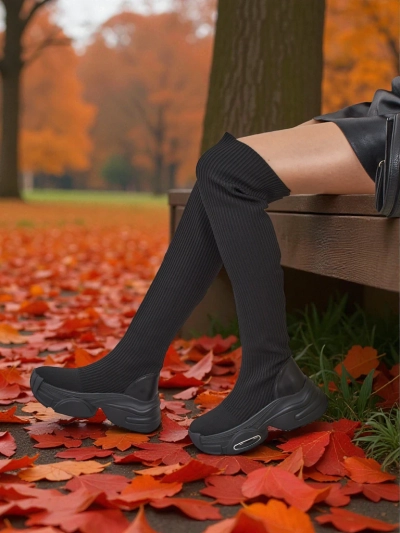 Dolgi ženski škornji na natik z debelejšim podplatom Ravmora