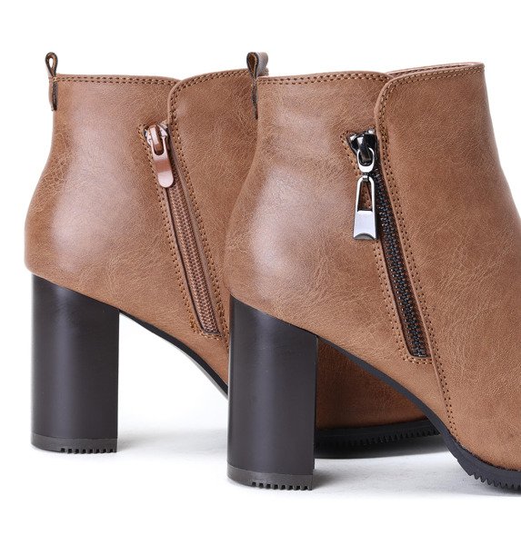 Brązowe botki na słupku Jessica - Obuwie