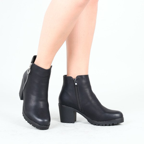 Czarne botki na słupku Rebecca- Obuwie