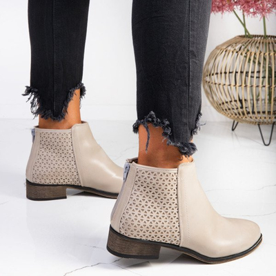 Jasnoszare botki z ażurowymi wstawkami Caltavira - Obuwie