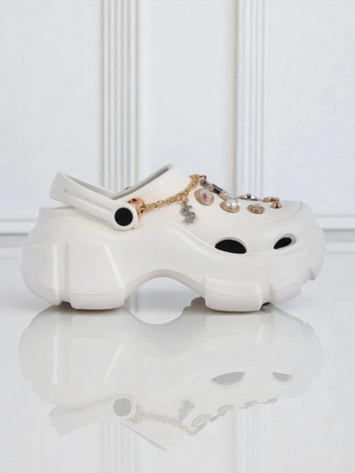 Sandali Caligae Aurelia Bianca z okraski chain v stilu glamour