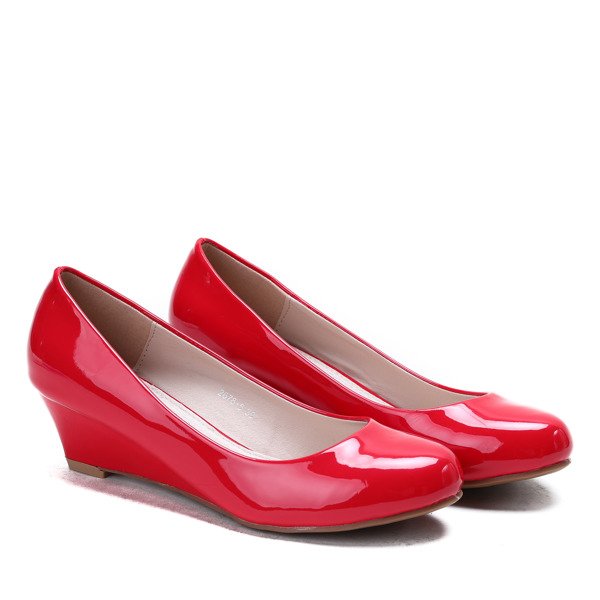 Czerwone czółenka na koturnie Rhea- Obuwie