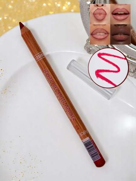 Pery na pery v odtieni koralovej červenej