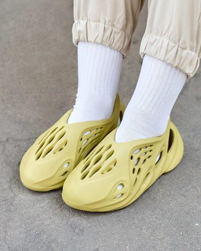 Royalfashion Zelená dámska športová obuv s výrezmi Loydi