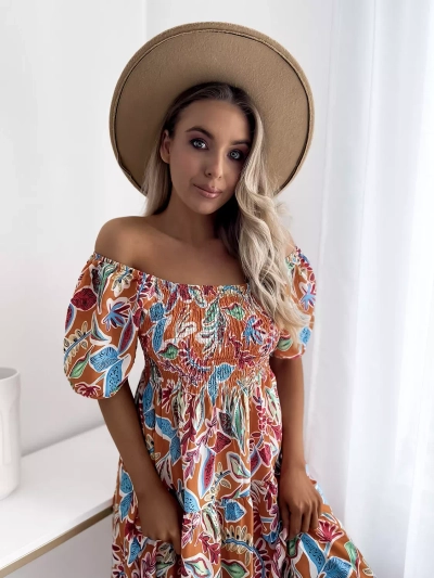 Oranžové krátke dámske šaty s odhalenými ramenami - Oblečenie