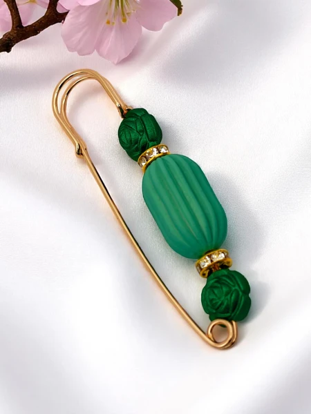 Dekoratívna dámska brošňa s ružami Rose Charm