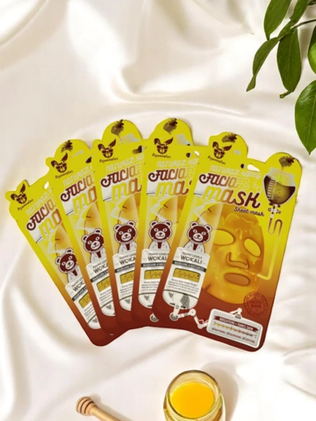 Maska na tvár s aktívnym uhlím, ktorá hlboko čistí, spevňuje a zúžuje póry