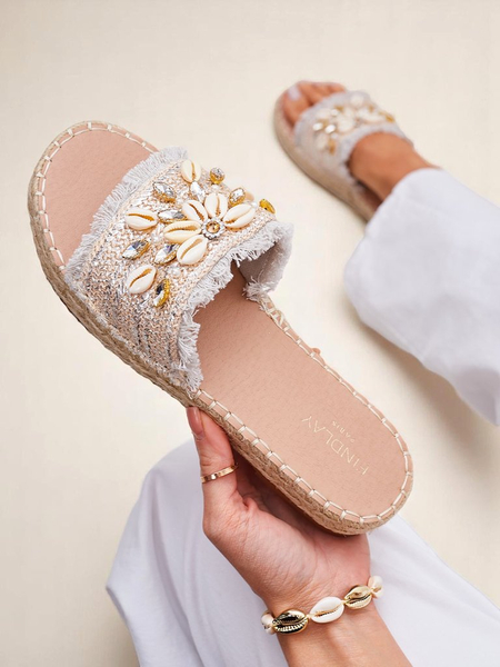 Ženski sandali Perseida Royalfashion srebrni s školjkami na ravnem podplatu