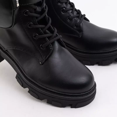 VÝPREDAJ Čierne tašky s ozdobnými vreckami na hornej časti RegiTopánok