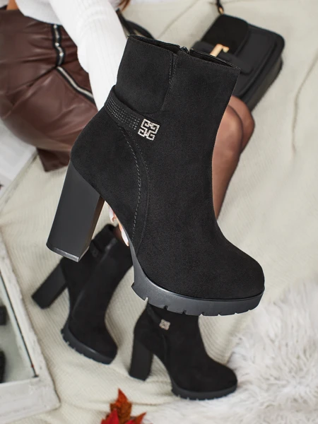 Ženski gležnarji iz eko semiša s peto Zavrina