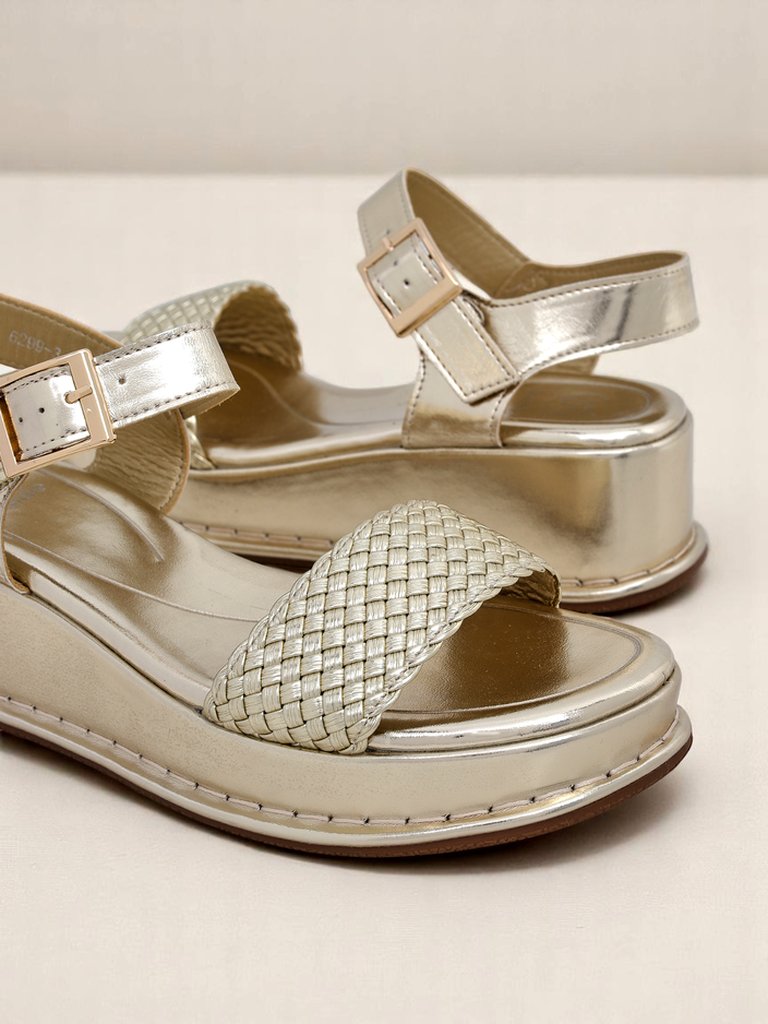 Royalfashion Dámske sandále na klinovom opätku s prepletaným remienkom Fiolle