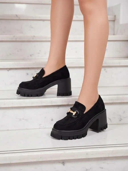 Elegantni sandali Vulcano v barvi črnega semiša