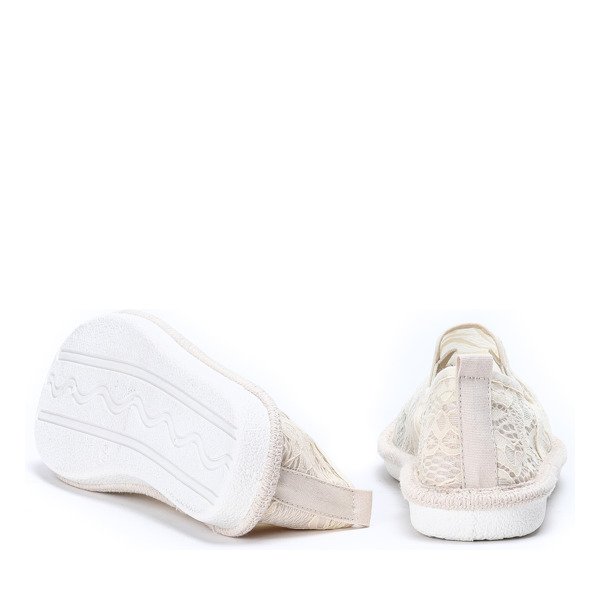 Beżowe espadryle zdobione koronkowym materiałem Rose - Obuwie