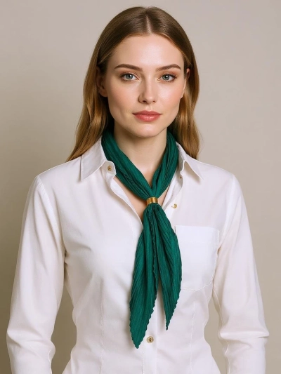 Apollonia Verde – Zelena plisirana ženska ruta iz poliestra Eleganza