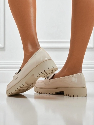 Ženski loafers čevlji Atena bež s plosko peto iz ekološkega usnja