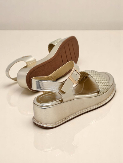 Royalfashion Dámske sandále na klinovom opätku s prepletaným remienkom Fiolle