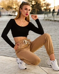 hnedý