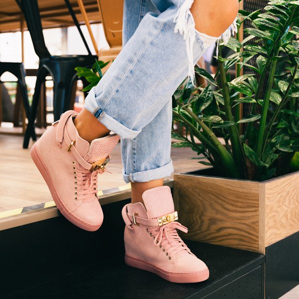 Różowe sneakersy z eko zamszu na krytym koturnie LU BOO - Obuwie