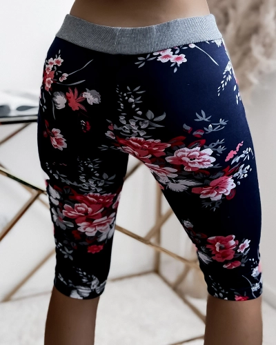 Dámske tmavomodré 3/4 kraťasy s červenými kvetmi PLUS SIZE - Oblečenie