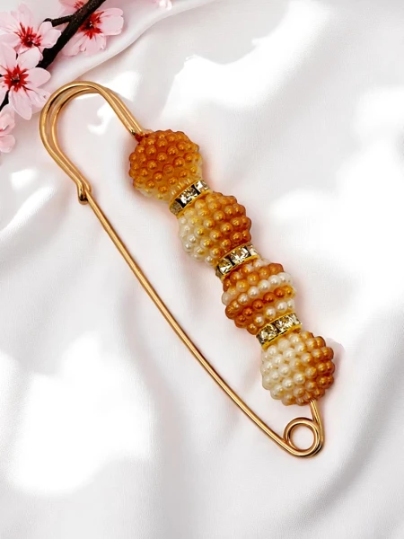 Dekoratívna dámska brošňa s perlami Four Pearls