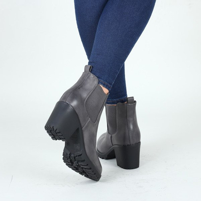 Szare botki na słupku Greis- Obuwie