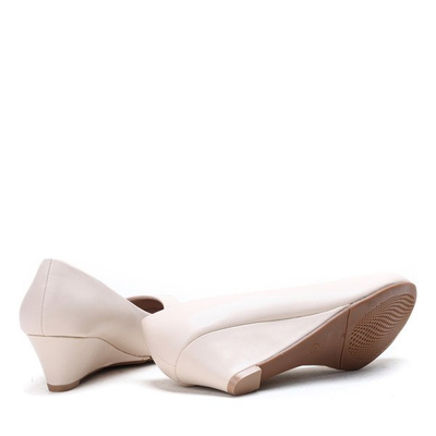 Jasnobeżowe czółenka na koturnie Rhea- Obuwie