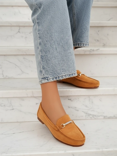 Ženski mokasini Camel Aurelia iz semiša z okrasjem - Udobje in stil na ravni peti