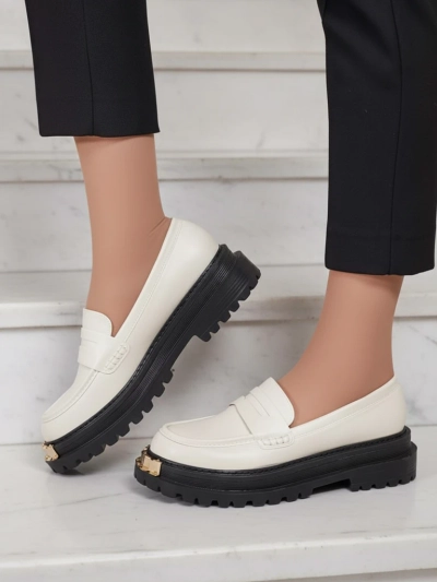 Ženski loaferji Aurelia bež barve na 5 cm platformi - stilski in udobni