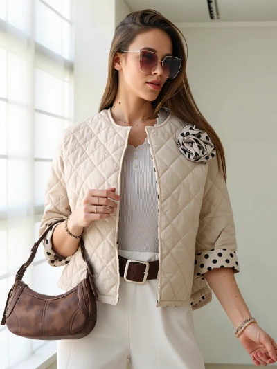 Royalfashion Jarne prechodné dámske sako s kvetinovým a bodkovaným podšívku