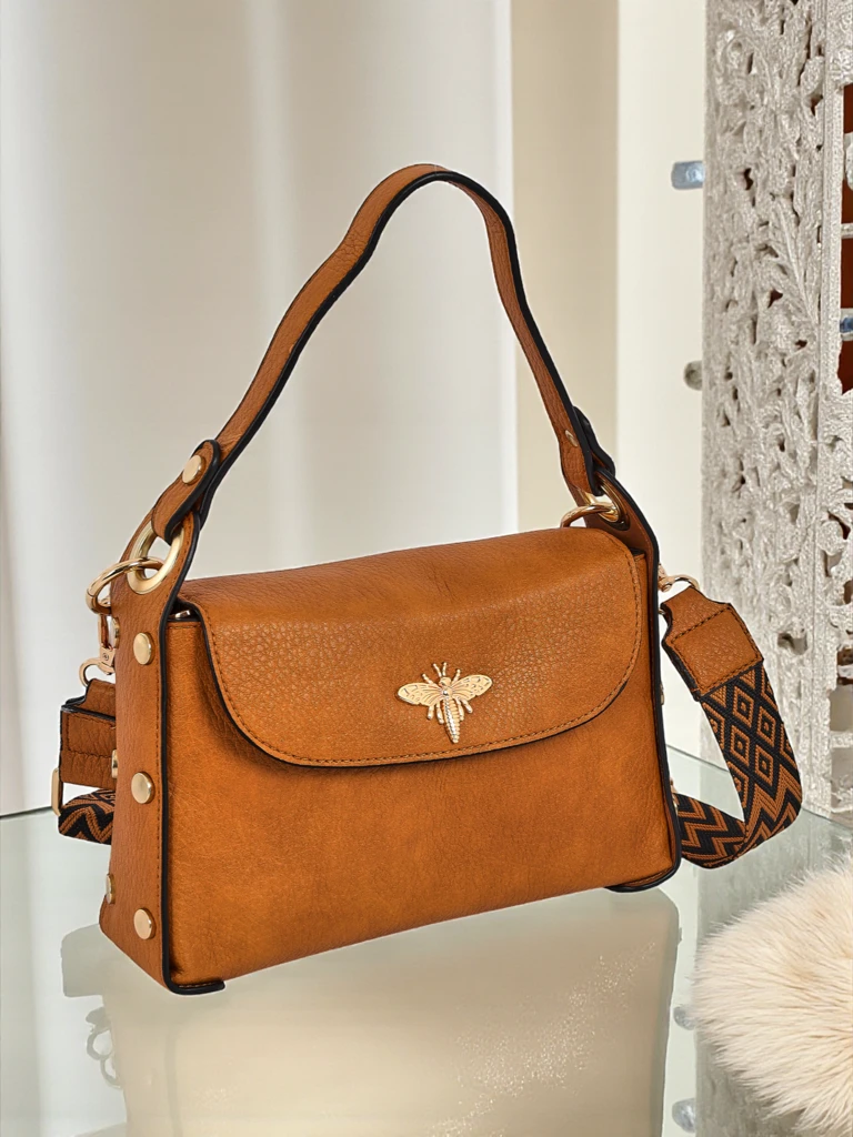 Ženska torbica Minerva rumena iz eko usnja, okras zlata čebela, boho pas