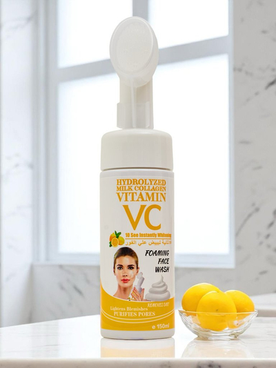 Čistiaca proti starnutiu tvárová pena s vitamínom C a kefkou