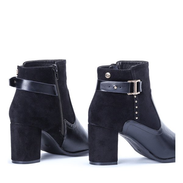 Czarne botki na słupku ze sprzączką Yeva- Obuwie