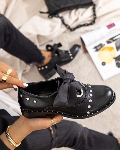 OUTLET Čierne dámske topánky s ozdobnými tryskami Finorie - Obuv