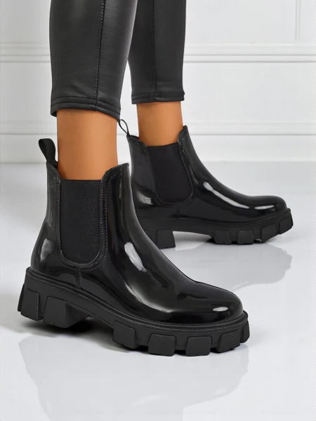 Royalfashion Gležnjarji na masivnem podplatu iz lakiranega eko usnja Calista Weide