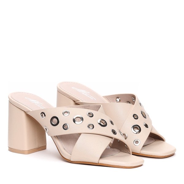 Beżowe klapki na słupku- Obuwie