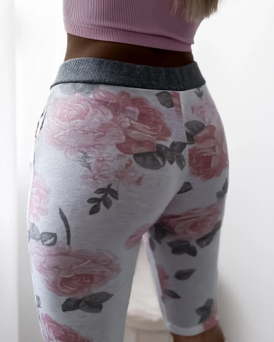 Dámske biele 3/4 šortky s ružovými kvetmi - Oblečenie