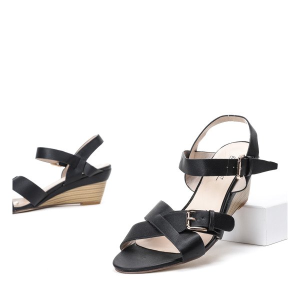 Czarne sandały na niskiej koturnie Ana - Obuwie