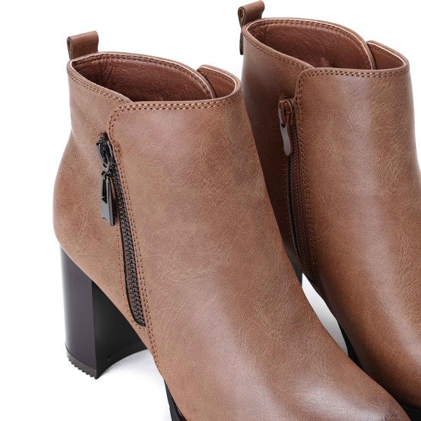 Brązowe botki na słupku Jessica - Obuwie