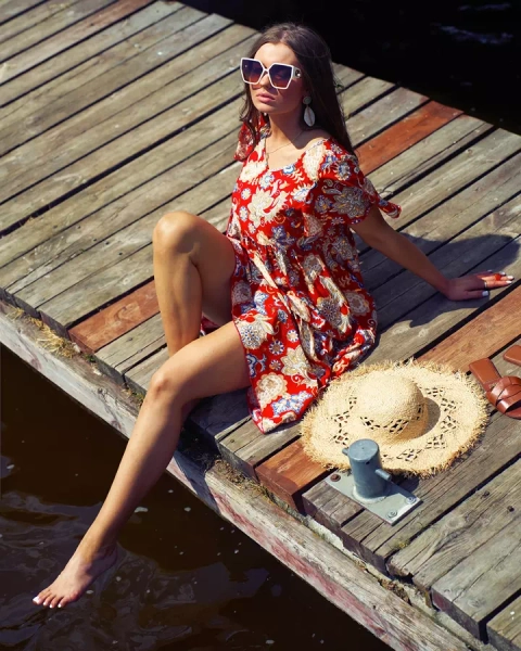 Royalfashion Červené dámske šaty s farebným kvetinovým vzorom