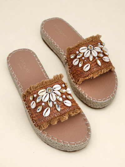 Sandali Royalfashion Callista Boho Camel na ravni platformi s školjkami