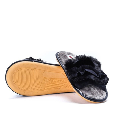 Czarne kapcie z falbanką Tereza- Obuwie