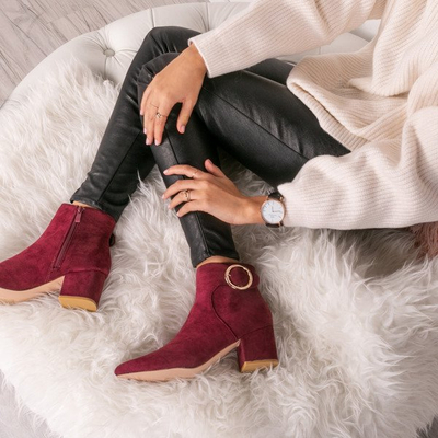 Bordowe botki na słupku z ozdobną klamrą Joelle- Obuwie