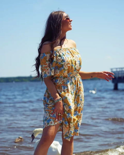 Royalfashion Dámske kvetinové mini šaty a'la hiszpanka v béžovej farbe