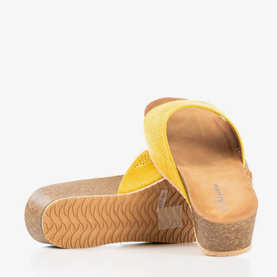 Klínové podpatky prolamované ve žluté barvě Giorgia - Obuv 1