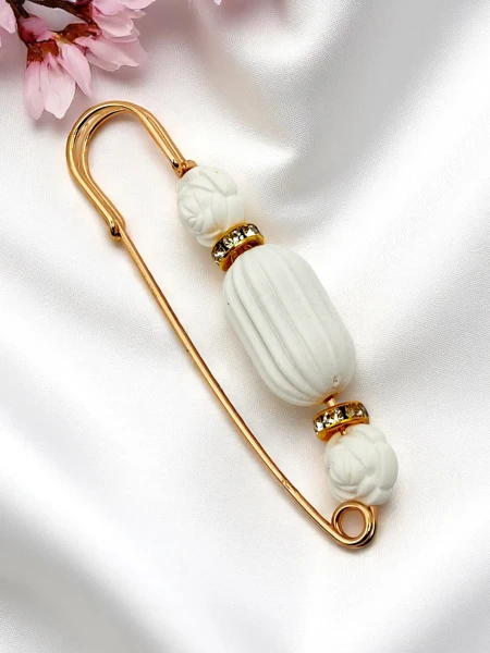 Dekoratívna dámska brošňa s malými ružičkami Rose Charm