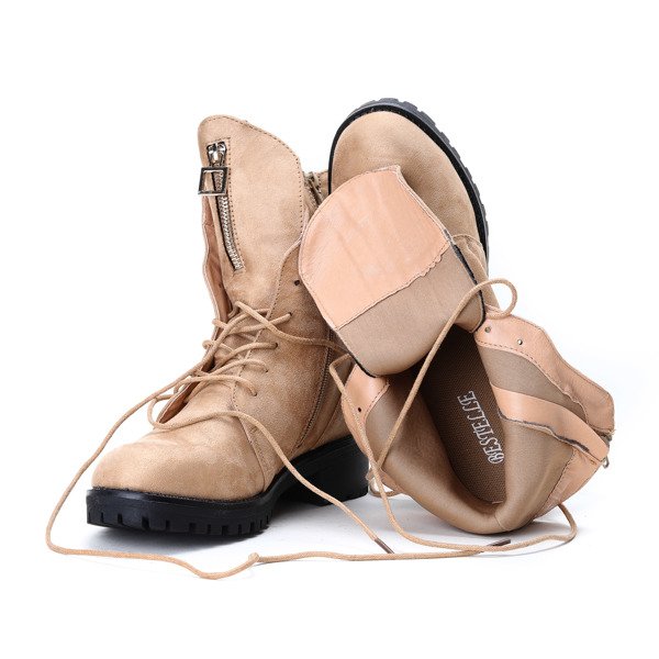 Jasnobrązowe workery z ćwiekami Mai- Obuwie